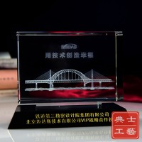 上海水晶工艺礼品厂家：大桥工程建设纪念品、水晶内雕桥梁摆件